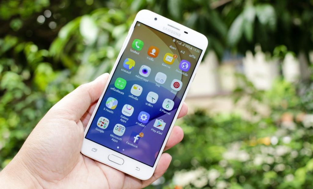 controle parental android :téléphone tenu en main