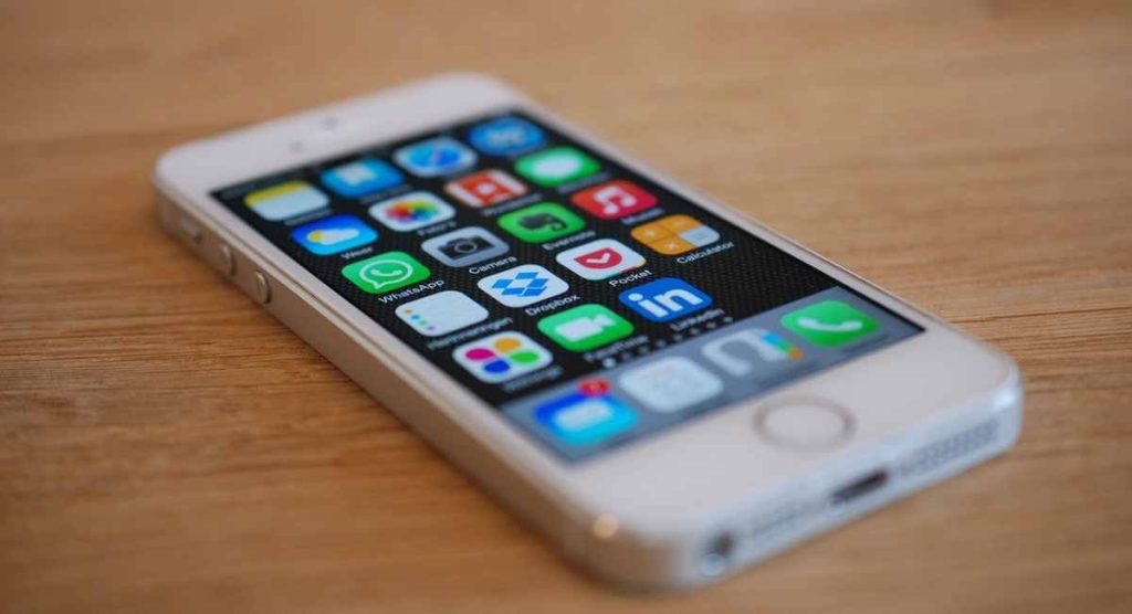 un iphone 5s posé sur un table