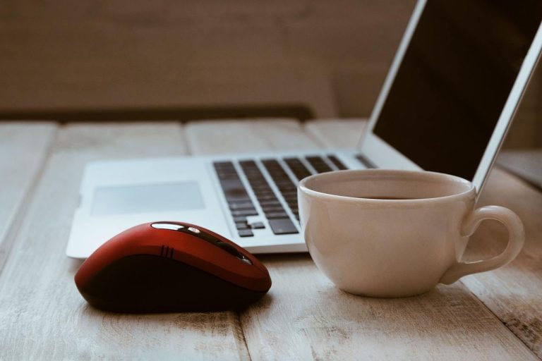 une souris d'ordinateur sur une table